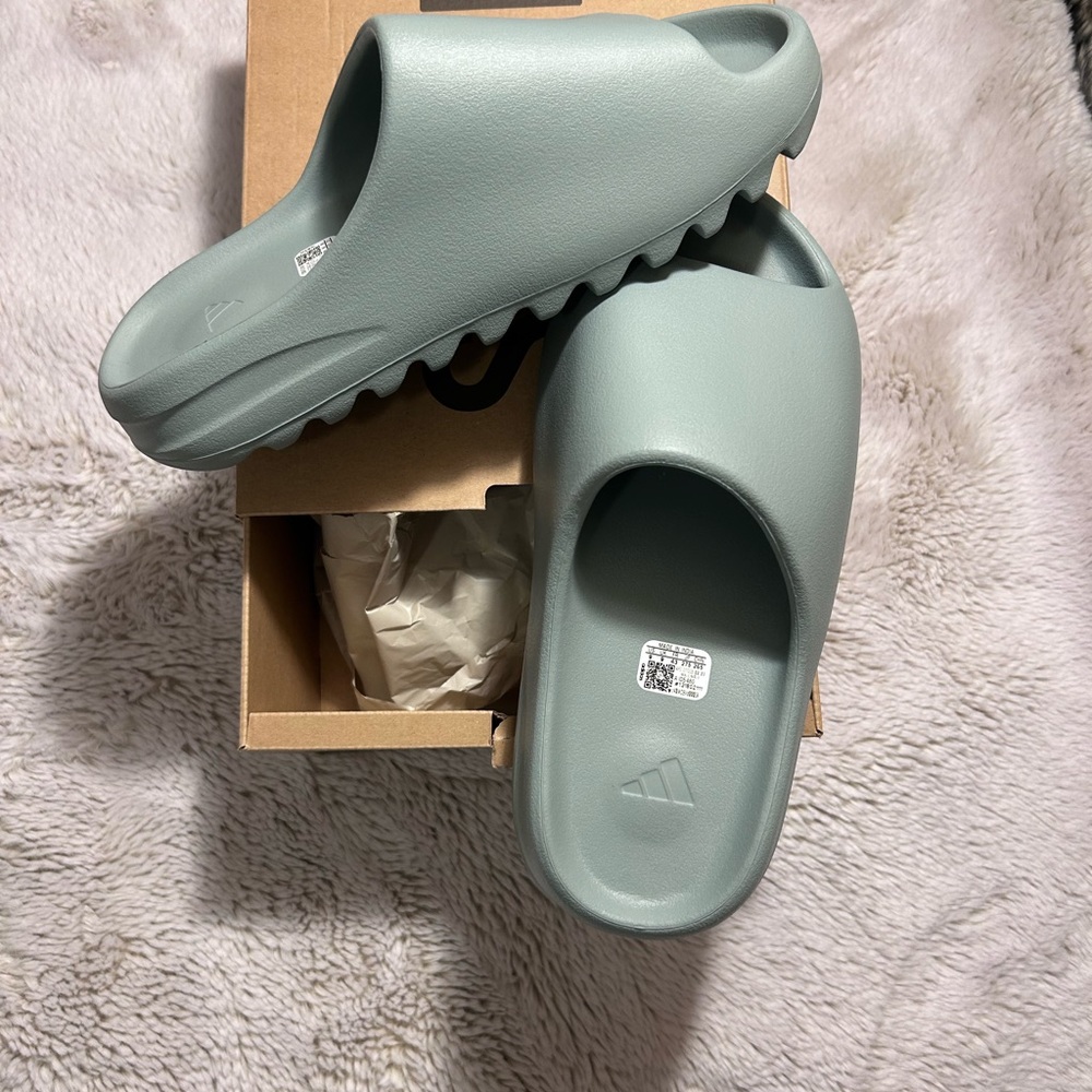 NIB Yeezy Slides Salt Size 9 **See Below** - Picture 3 of 8